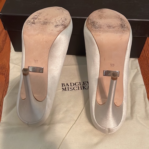 Badgley Mischa Alter Women’s Dress Pumps - Ivory Satin 6.5M EUC - Picture 5 of 8